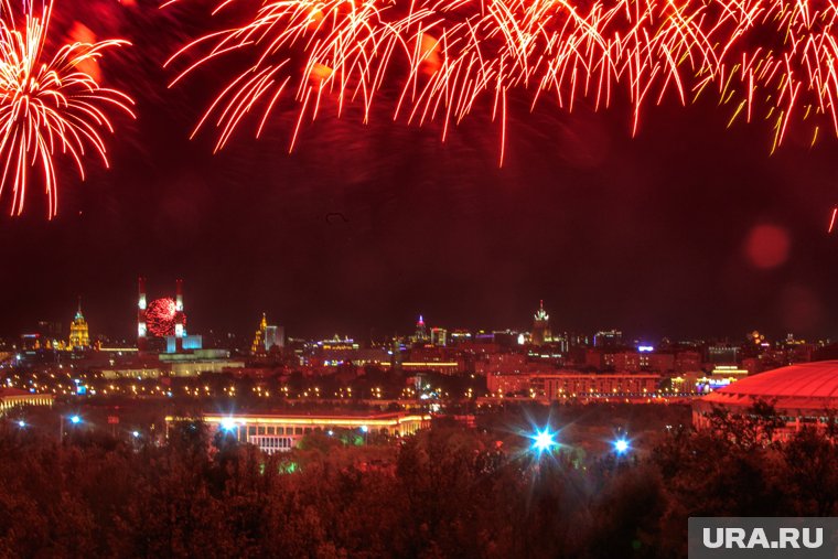 Смотреть салют в День города лучше с Красной площади или Воробьевых гор