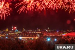 Смотреть салют в День города лучше с Красной площади или Воробьевых гор