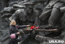 Жителей Украины просят как можно быстрее возложить цветы и не задерживаться у мемориалов