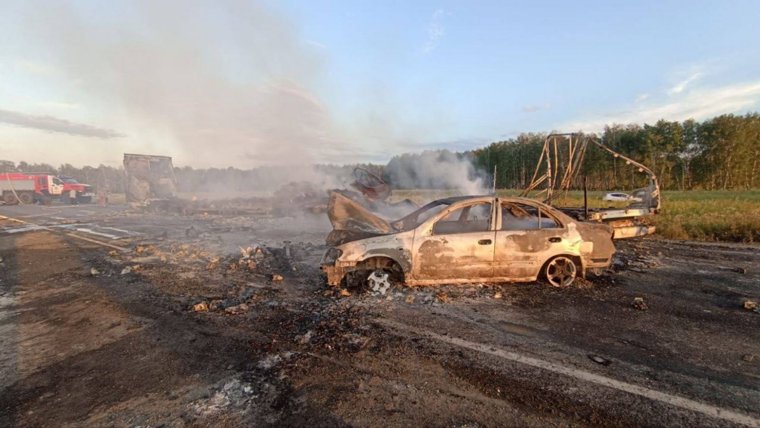 В результате аварии сгорели все три автомобиля 