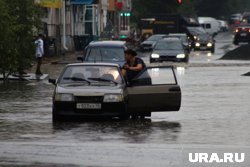 Курганцы жалуются на затопленные улицы, дворы и подходы к подъездам 