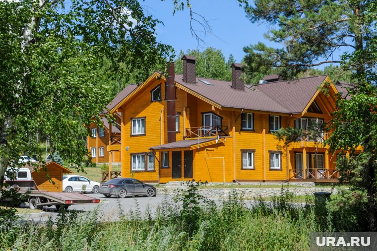 Коттедж окружен вековыми соснами (архивное фото)