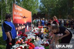 Россияне несут цветы и игрушки в память о погибших при крушении Ан-24. Фоторепортаж