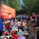 Россияне несут цветы и игрушки в память о погибших при крушении Ан-24. Фоторепортаж