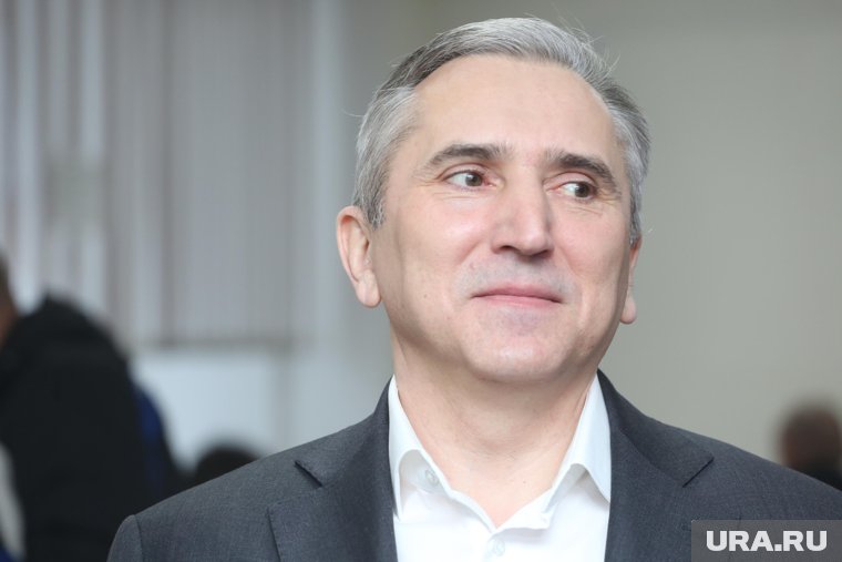 Губернатор Моор вручил цветы тюменским депутатам