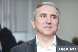 Губернатор Моор вручил цветы тюменским депутатам
