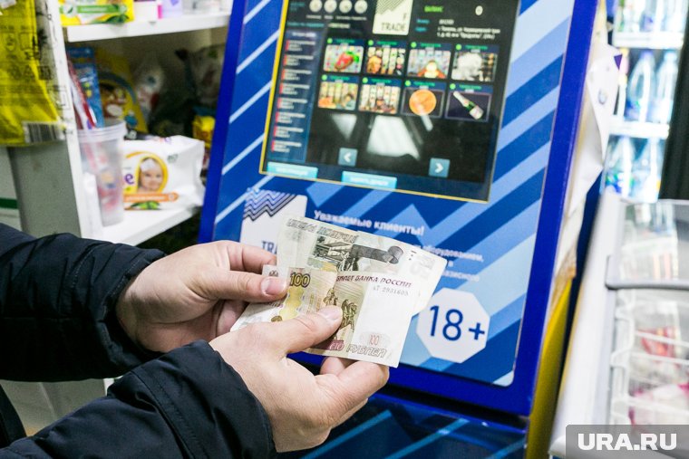 Терминалы с азартными играми ставят в небольших продуктовых магазинах Тюмени