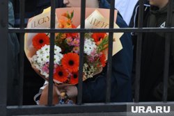 Сегодня дети несут учителям цветы