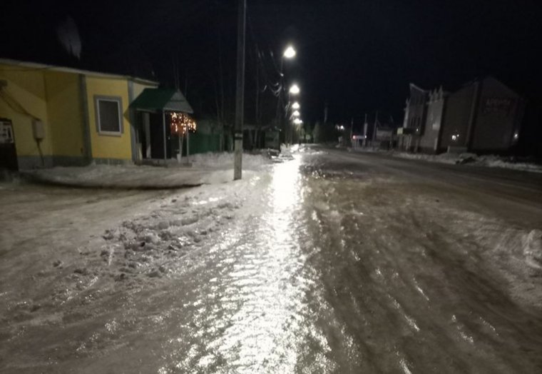 На улицах из-за дождя появился гололед