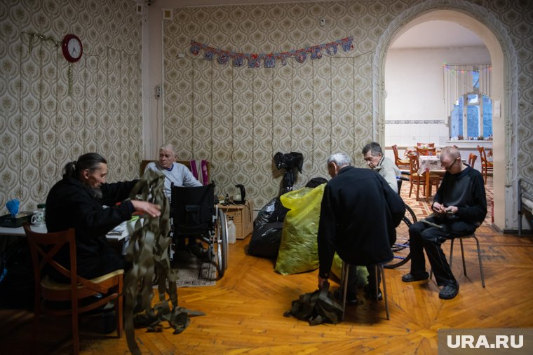 Жители приюта плетут маскировочные сети для СВО 