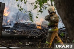 Огонь полыхал ночью, охватив жилой дом и соседние участки (архивное фото)