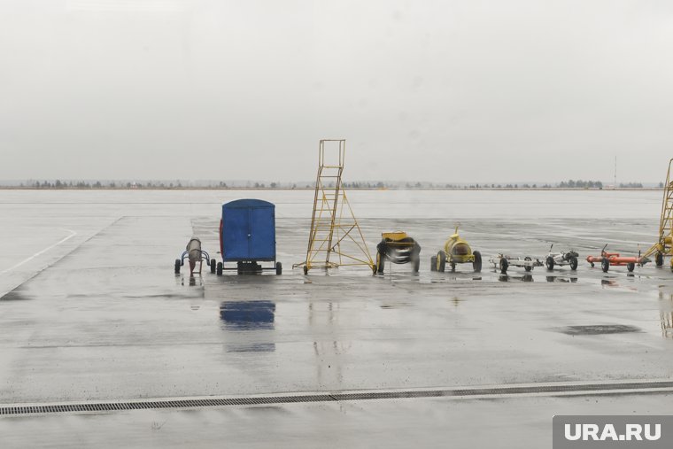 Проблема с колесом у самолета была обнаружена после заруливания на стоянку