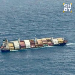 Контейнеровоз, которым управлял российский капитан, перевернулся и затонул у берегов Индии