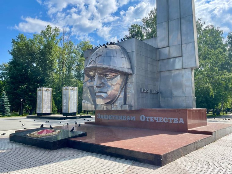 В парке «Сад победы» в Челябинске реконструируют памятник, а также стелы, посвященные тракторозаводцам, отдавшим свои жизни за Родину в Великую Отечественную войну