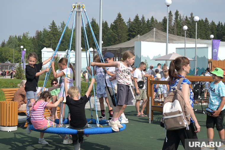 Юные посетители нового зоопарка оценили детские площадки