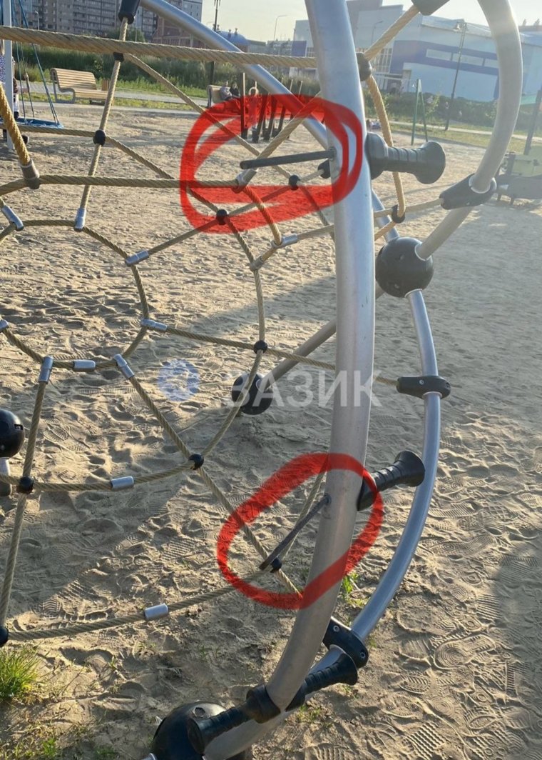 Оголенные штыри угрожают безопасности детей в курганском парке