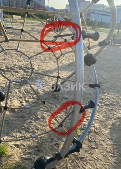 Оголенные штыри угрожают безопасности детей в курганском парке