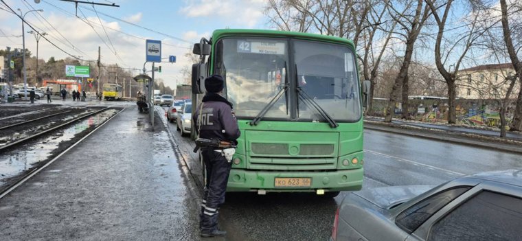 На место ДТП приехали сотрудники ГАИ