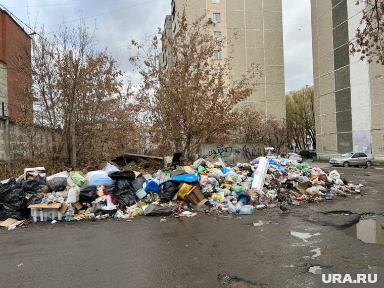 Свалка образовалась на месте, где раньше располагались мусорные контейнеры