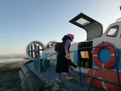 Посадка в катер проходит, как в обычную маршрутку