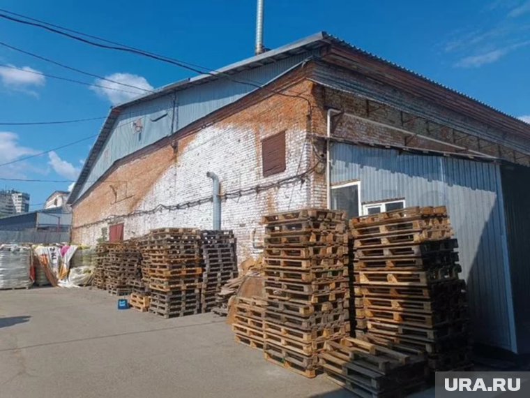 Складской комплекс расположен между улицами Советской Армии и Карпинского