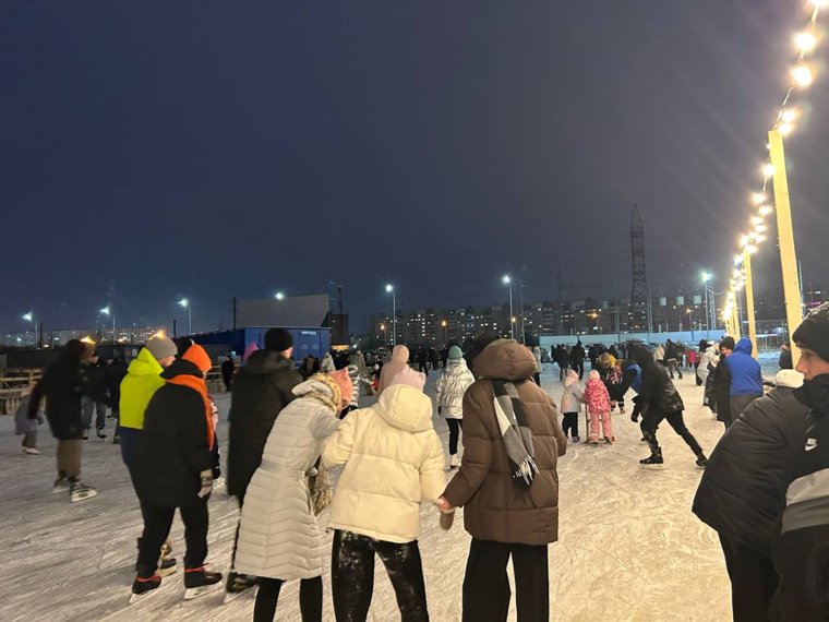 На открытие катка собралось много посетителей