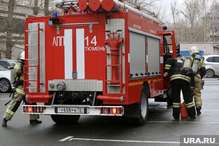 В Белгороде пожарные тушат огонь после прилета дрона ВСУ по жилому дому