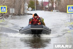 В Аше прибывающая вода загнала местного жителя на крышу дома