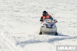 На снегоходах начали вывозить мелкий груз