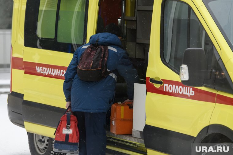 Врачи скорой помощи встретили буйного пациента на дому, архивное фото