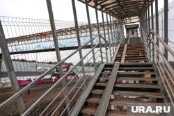 Надземный переход сильно пострадал при ДТП с автомобилем (архивное фото)
