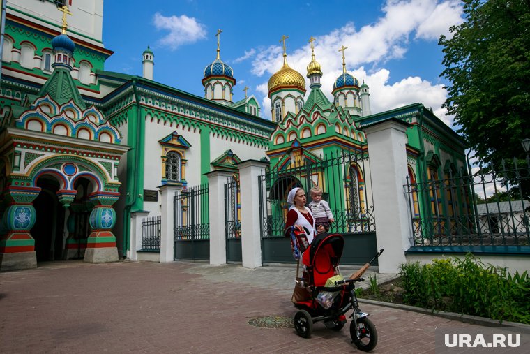 В храмах маленьких детей необходимо брать на руки 