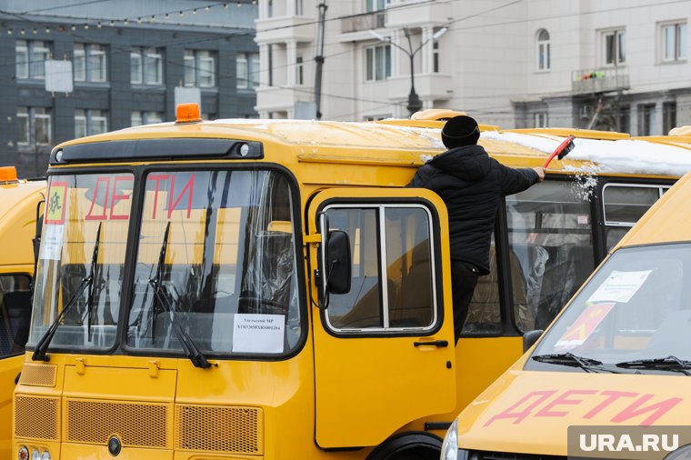 ДТП со школьным автобусом произошло на ул. Избышева в Тюмени