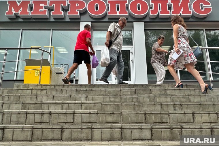 Лестницы у входа в «Метрополис» в селе Лесниково находятся в аварийном состоянии (архивное фото)