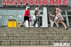 Лестницы у входа в «Метрополис» в селе Лесниково находятся в аварийном состоянии (архивное фото)