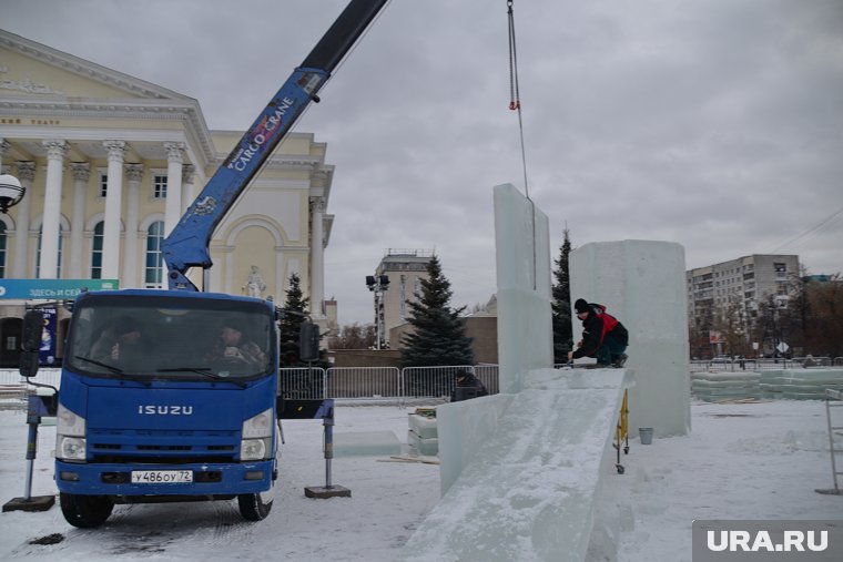 На месте работает и тяжелая техника. Она помогает переносить тяжелые ледяные плиты 