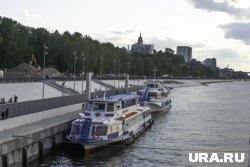 Прогулочный теплоход загорелся в Южном порту Москвы