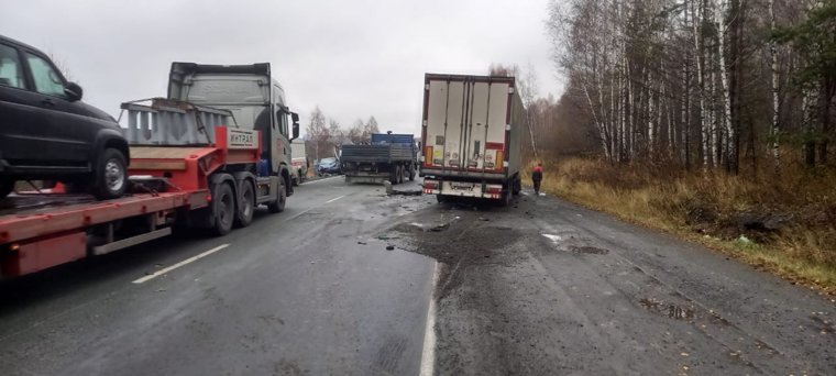 В ДТП столкнулись три грузовых и два легковых автомобиля