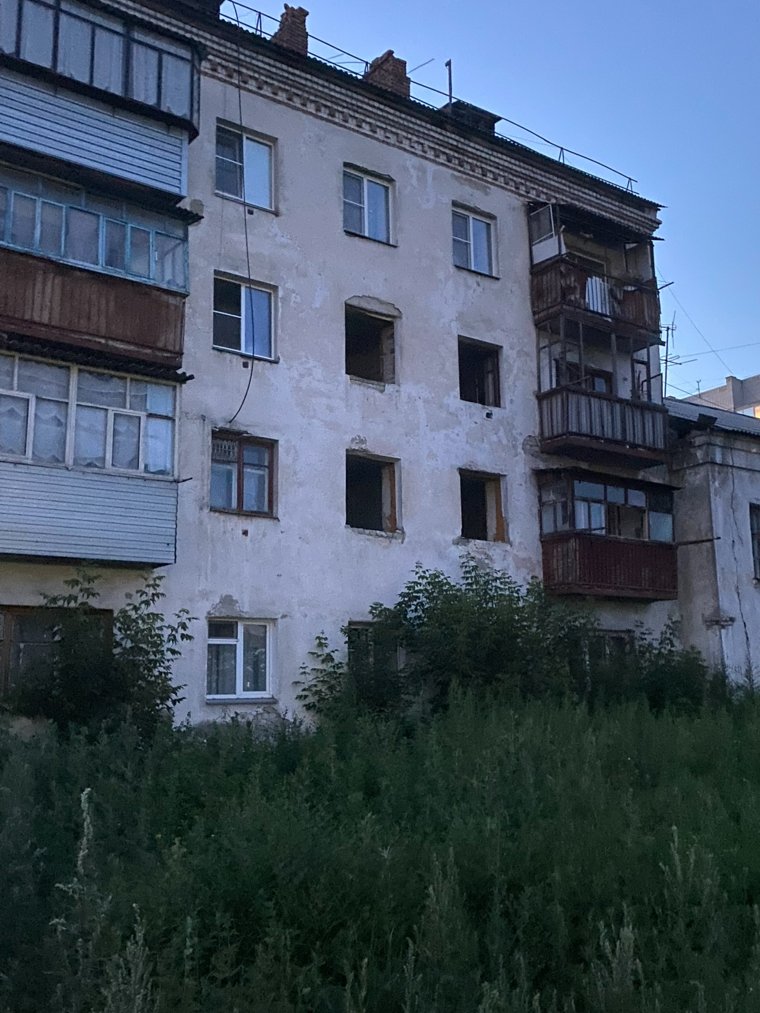 Из дома, на месте которого появится новый ЖК, стали исчезать окна