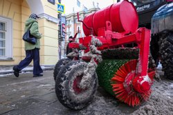 На тротуарах лед, а дороги в грязной каше: как Екатеринбург переживает первые снегопады. Фото