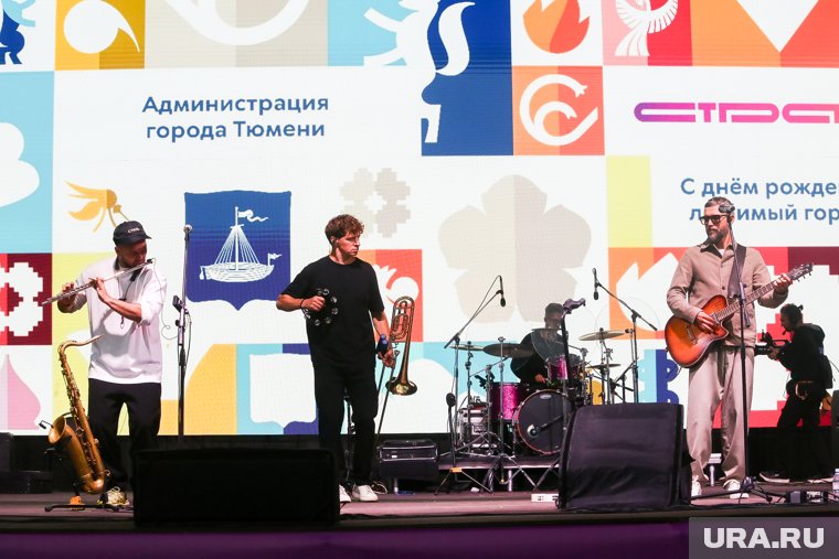 В завершении празднования на площади 400-летия прошел концерт группы Uma2rman и певца Влада Соколовского
