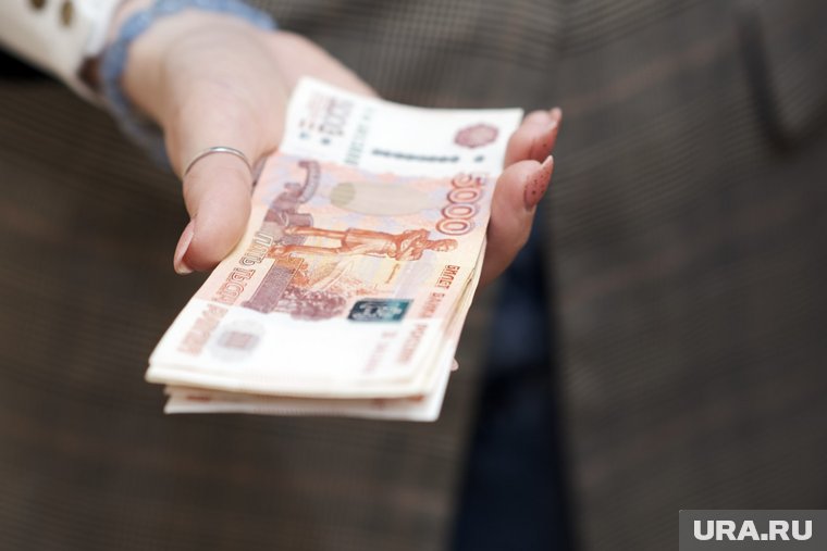 Теперь женщина сможет получить полагающиеся выплаты