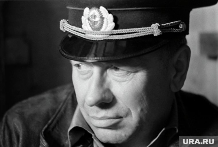 Папанов на фронте стал зенитчиком, командовал взводом, получил несколько ранений