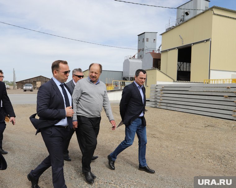 В Курганской области Николай Кравченко (на фото в центре) владеет мукомольным заводом