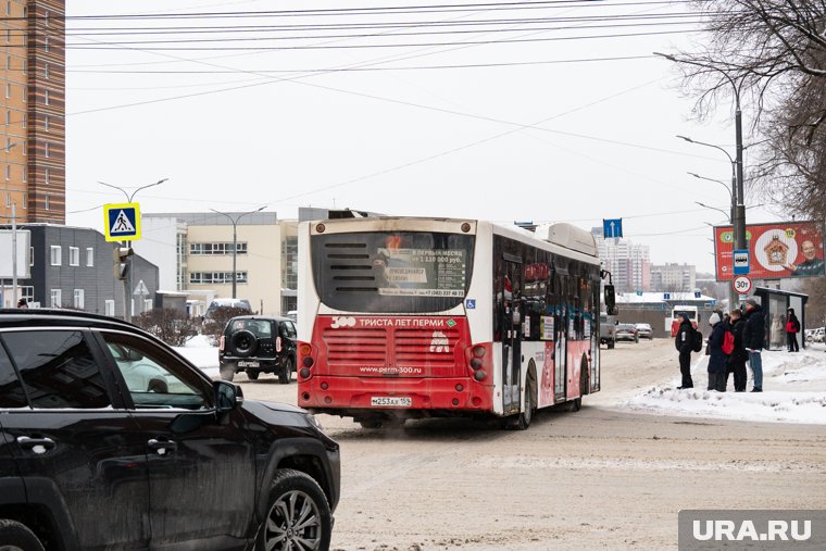 Автобус №77 протаранил угол магазина «Пятерочка» и застрял между деревьев