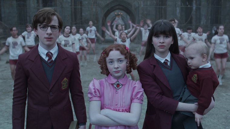«Лемони Сникет: 33 несчастья» (A Series of Unfortunate Events) — американский телесериал от Netflix, снятый по мотивам серии романов «Тридцать три несчастья»