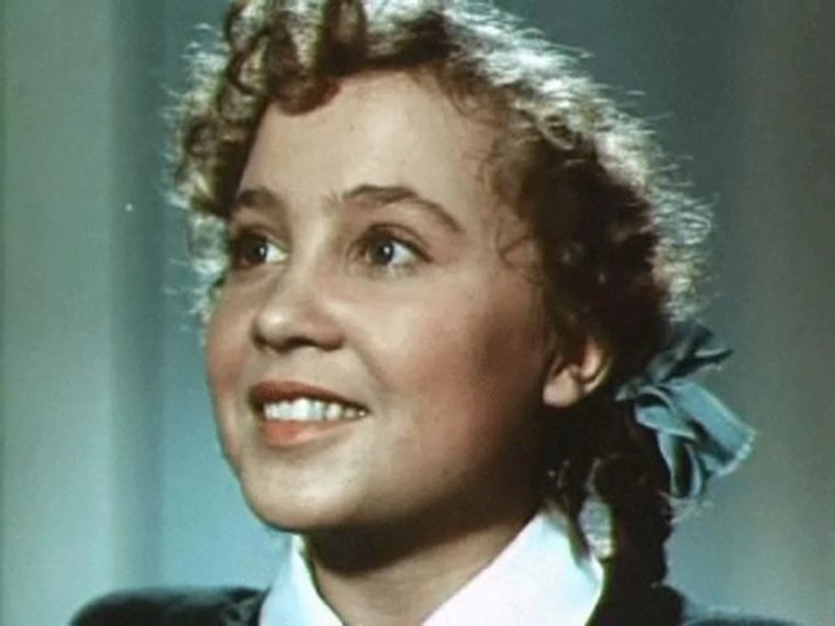 Дебют в кинематографе состоялся в 1952 году в фильме Николая Лебедева «Навстречу жизни»