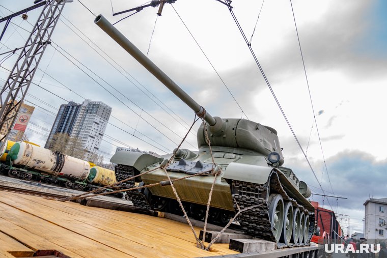 Кроме того, по Октябрьской площади проехала военная техника