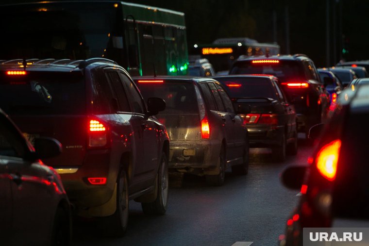 В пробке застряли автобусы и легковушки