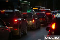 В пробке застряли автобусы и легковушки